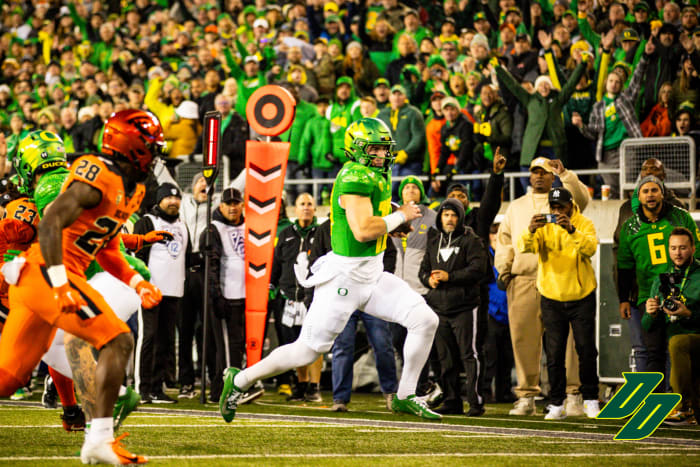 Oregon Ducks quarterback Bo Nix runs for a touchdown against the Oregon State Beavers.